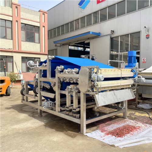 某食品廠訂購的1臺帶式榨汁機，試機檢驗合格準(zhǔn)備發(fā)貨！
